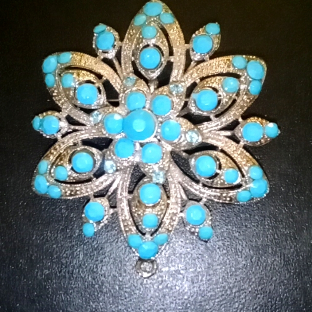 Ladies vintage brooch